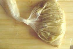 1、香蕉核桃蛋糕卷,将香蕉打成泥。我是已经切成丁了，所以就放入保鲜袋中，用擀面杖打压面成的。