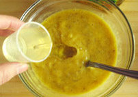 3、香蕉核桃蛋糕卷,将蛋黄和香蕉泥搅拌均匀，再分次加入油并搅拌，分次加入的好处，使多种原材更好的融合