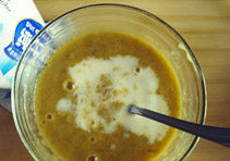 4、香蕉核桃蛋糕卷,加入牛奶60ml左右，或是用水代替也可以，充分搅拌均匀