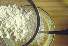 5、香蕉核桃蛋糕卷,将过筛2遍的面粉加入香蕉碗，边加边搅拌