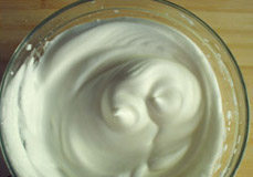 6、香蕉核桃蛋糕卷,鸡蛋清加糖，完全打发