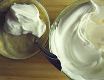 7、香蕉核桃蛋糕卷,取一些打发的鸡蛋，放入香蕉碗，并用橡皮刮刀，切拌