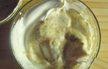 8、香蕉核桃蛋糕卷,将切拌好的香蕉糊再倒入剩下的蛋白中，继续切拌，注意不能消泡