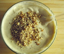 9、香蕉核桃蛋糕卷,加入核桃碎，再拌均匀