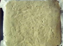 11、香蕉核桃蛋糕卷,倒入香蕉糊，刮平，再用力振动几下，赶出多余气泡