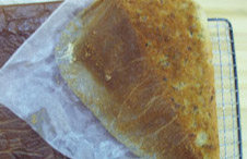 12、香蕉核桃蛋糕卷,烤箱预热180度，中层，30分钟。烤好后，取出直接倒扣撕下油纸。