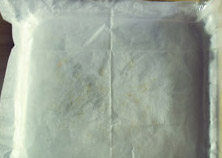 10、香蕉核桃蛋糕卷,准备一张油纸，铺在烤盘上，四边多留些纸