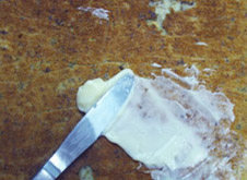 14、香蕉核桃蛋糕卷,稍凉点儿时，涂上薄薄一层奶油（我用沙拉酱代替）