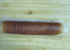 15、香蕉核桃蛋糕卷,像卷寿司那样，从一边开始，一点一点，向前卷。并用油纸包一会