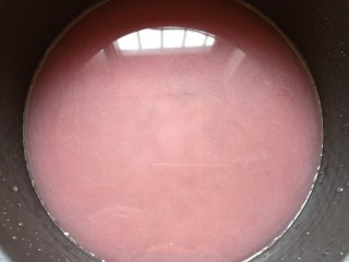 2、紫米饭团,和普通大米一起淘洗干净，放入电饭煲，加入纯净水，按“煮饭键”启动。