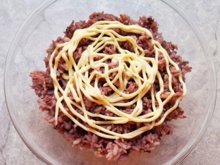 6、紫米饭团,沙拉酱的口味和用量根据自己的口味选择。