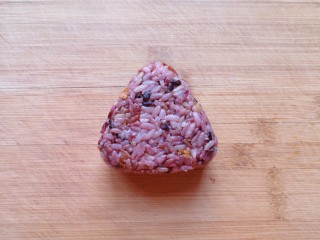 11、紫米饭团,轻轻压一下饭团模具的另一面，一个漂亮的饭团完整脱模。