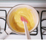 4、纽约芝士蛋糕,放在火上，重新中火加热，不停搅拌，直至变粘稠后换木勺搅拌几下即可关火