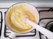 5、纽约芝士蛋糕,室温软化的芝士拌至顺滑，加入上一步的粘稠酱料，搅拌