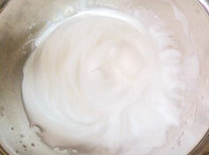 6、纽约芝士蛋糕,55g蛋白，分3次加入30g细砂糖，打至6分发