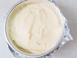 7、纽约芝士蛋糕,打好的蛋白分2次，加入步骤5中，橡皮刮刀拌匀，倒入模具中