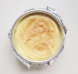 8、纽约芝士蛋糕,隔热水烘烤，160度约60分钟，室温散热，冷藏至凝固后再脱模食用