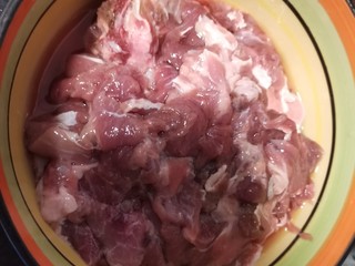 1、羊肉火锅,羊肉清洗干净。