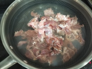 2、羊肉火锅,放入锅中 氽水。