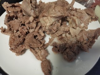 3、羊肉火锅,捞出清洗干净。