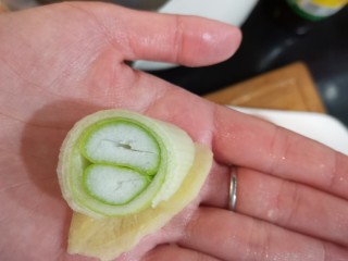 4、羊肉火锅,大葱,生姜准备好。