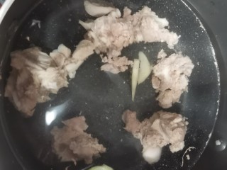 5、羊肉火锅,锅中放入热水加入骨头。加入葱姜。开始煮。