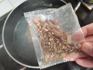 7、羊肉火锅,准备一包卤肉料倒里。大火烧开小火煮两个小时。