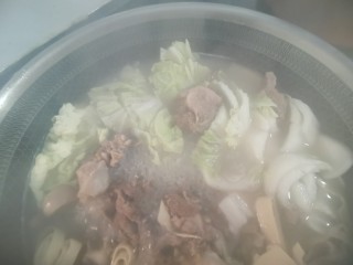 9、羊肉火锅,加入白菜