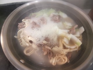 10、羊肉火锅,大火煮开,放入少量酱油