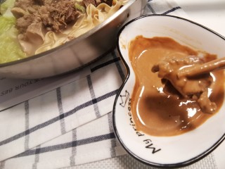 16、羊肉火锅,蘸点料汁,相当不错