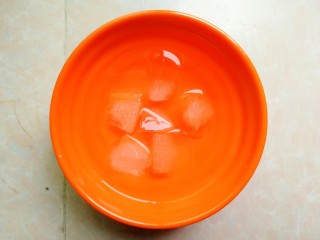 3、福鼎肉片,准备一小碗冰水，将肉和冰水放入绞肉机里，绞成肉泥。