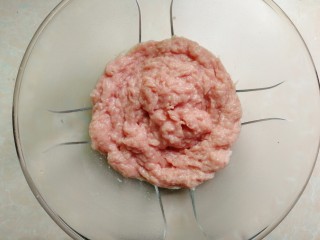 4、福鼎肉片,绞好的肉泥放进一个大碗中