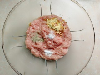 5、福鼎肉片,加入调料，顺着一个方向搅拌均匀