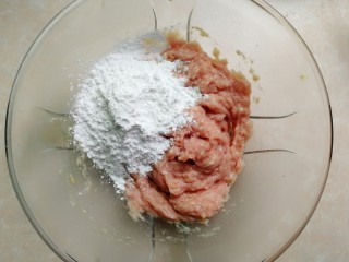 6、福鼎肉片,然后加入红薯粉，继续顺着一个方向搅拌十分钟以上