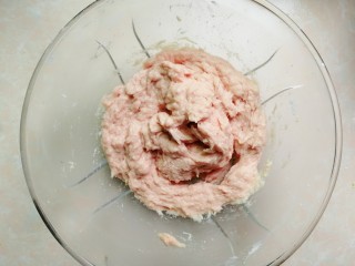 7、福鼎肉片,搅拌至肉上劲