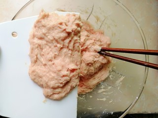 9、福鼎肉片,将一部分肉泥放到刮板上，铺平