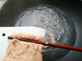 10、福鼎肉片,水开后，用筷子将肉泥如图一样刮到锅里的开水中