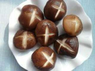 1、自制【养生菌菇火锅】,香菇泡发洗净,切十字花刀。