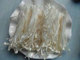 2、自制【养生菌菇火锅】,准备好的金针菇洗干净撕开。