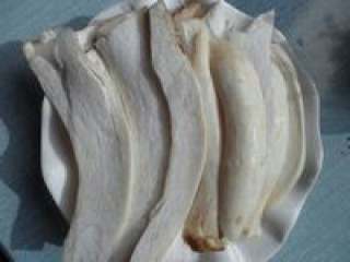 3、自制【养生菌菇火锅】,准备好的杏鲍菇洗干净切长块。