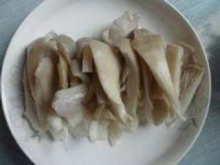 4、自制【养生菌菇火锅】,平菇洗干净撕块。