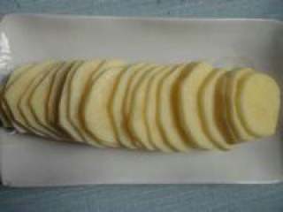 5、自制【养生菌菇火锅】,土豆削皮洗干净切块。