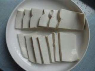 7、自制【养生菌菇火锅】,豆腐切块。