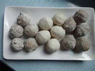 8、自制【养生菌菇火锅】,准备好的鱼丸,撒尿丸,贡丸。