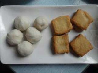 9、自制【养生菌菇火锅】,准备好的包心豆腐。