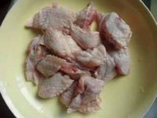 10、自制【养生菌菇火锅】,准备好的鸡翅中洗干净用刀划出口煮的时候好入味。