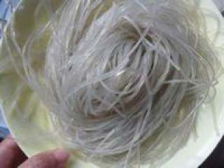 12、自制【养生菌菇火锅】,粉丝用热水泡软在沥干备用。