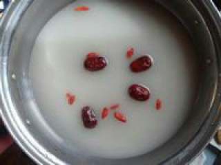 13、自制【养生菌菇火锅】,锅里放入枸杞,红枣,放入史云 生高汤煮开。