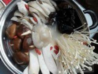 14、自制【养生菌菇火锅】,煮开后放入各种涮料,烧开即可。