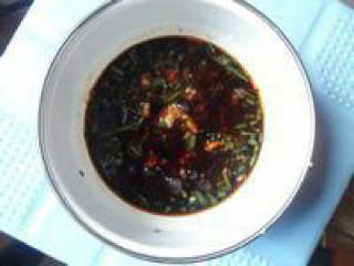 15、自制【养生菌菇火锅】,调料:醋,花生酱,老干妈,酱油,葱花。